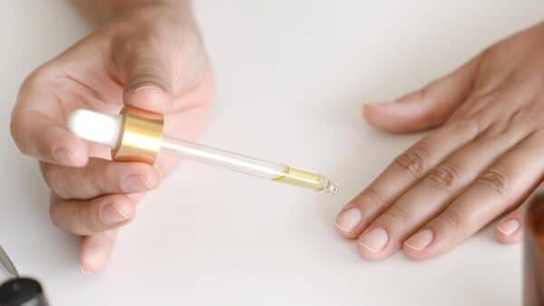 Como usar óleo de argan para fortalecer as unhas?