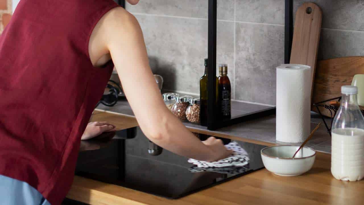 Dicas para evitar respingos enquanto cozinha e manter tudo limpo!