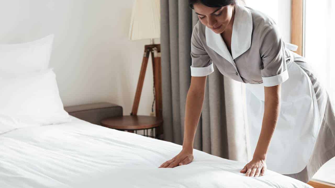 Truque secreto dos hotéis para limpar manchas de colchões!