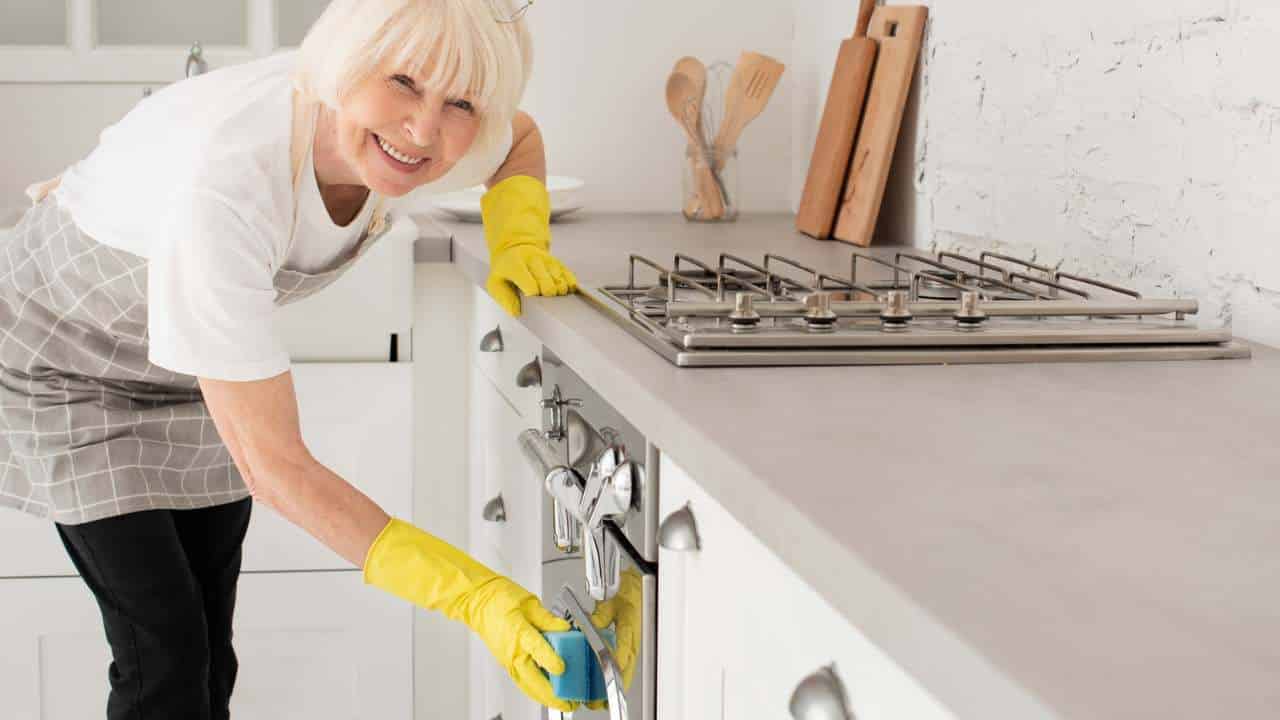 Mantenha sua cozinha brilhando e livre de gordura com este segredo caseiro