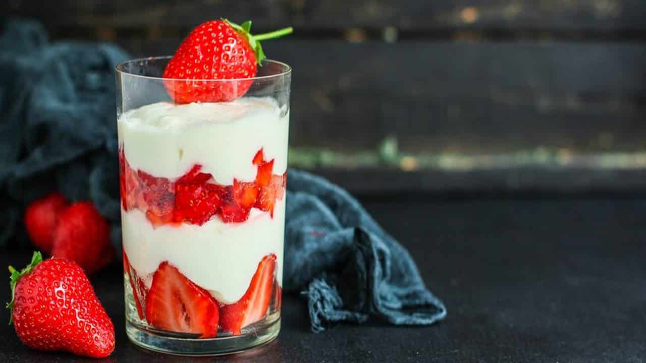 Receita para fazer morangos com creme em minutos