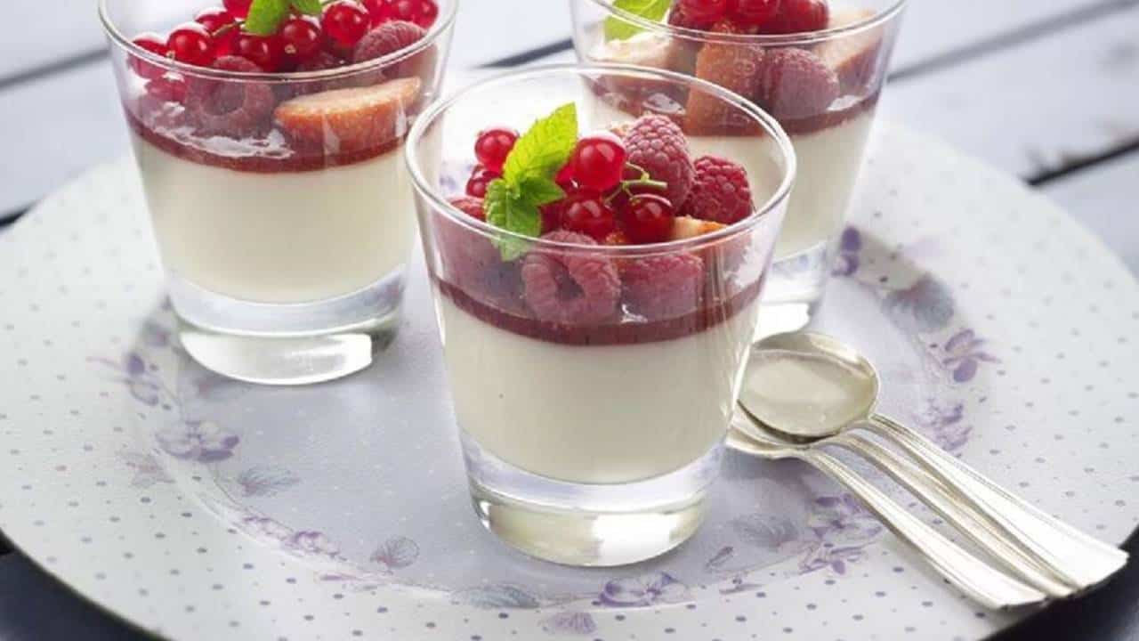 mousse de chocolate branco com frutas vermelhas