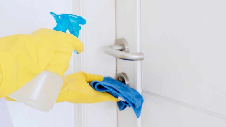 Siga essas dicas para deixar as portas brancas limpas e brilhantes