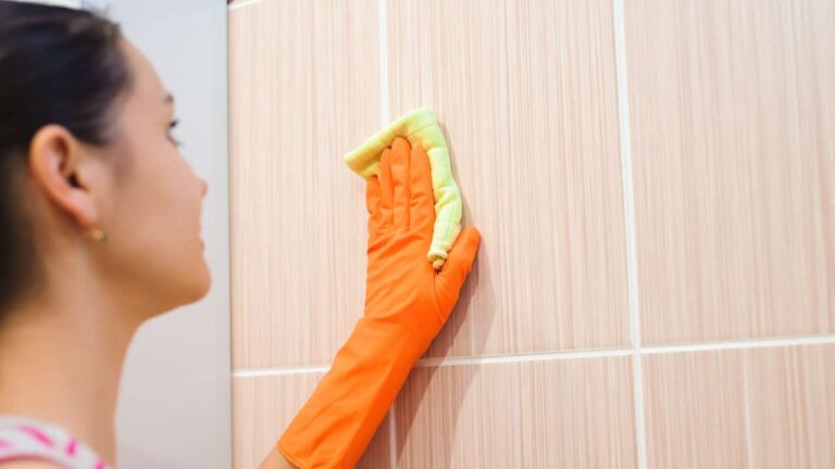 sujeira grudada em azulejos