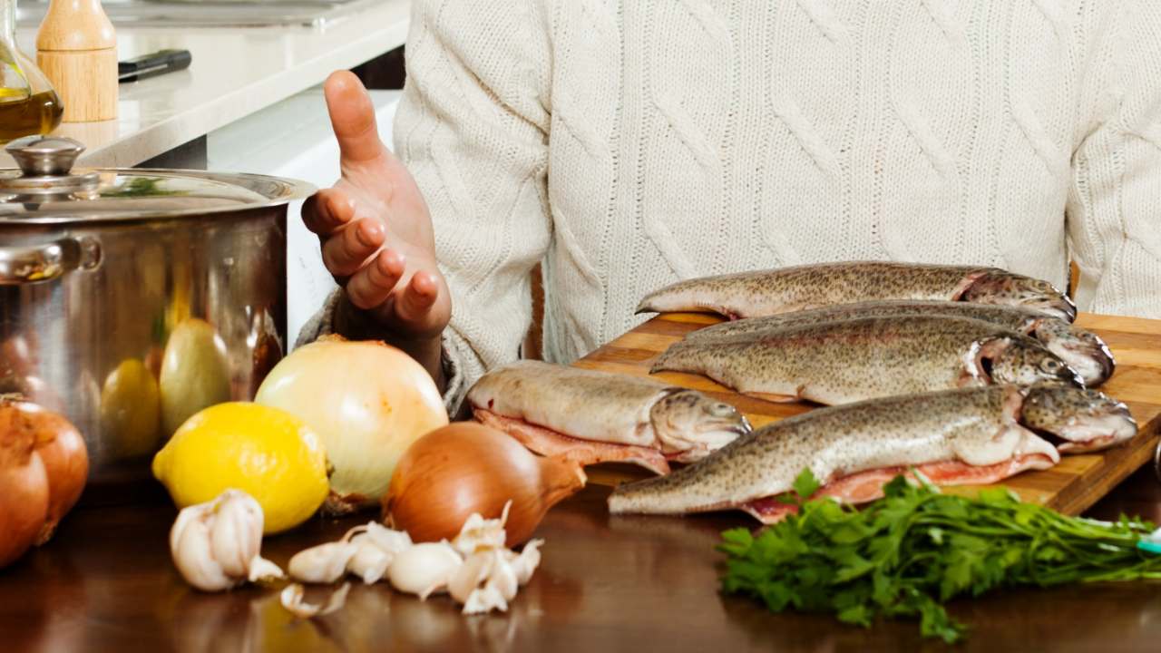 tirar o cheiro de peixe das mãos