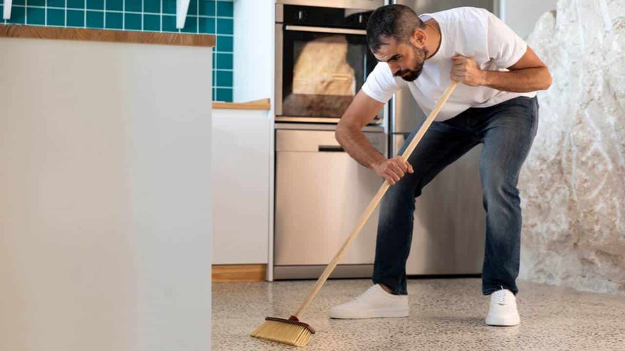 Truque SIMPLES faz você varrer o chão sem levantar poeira