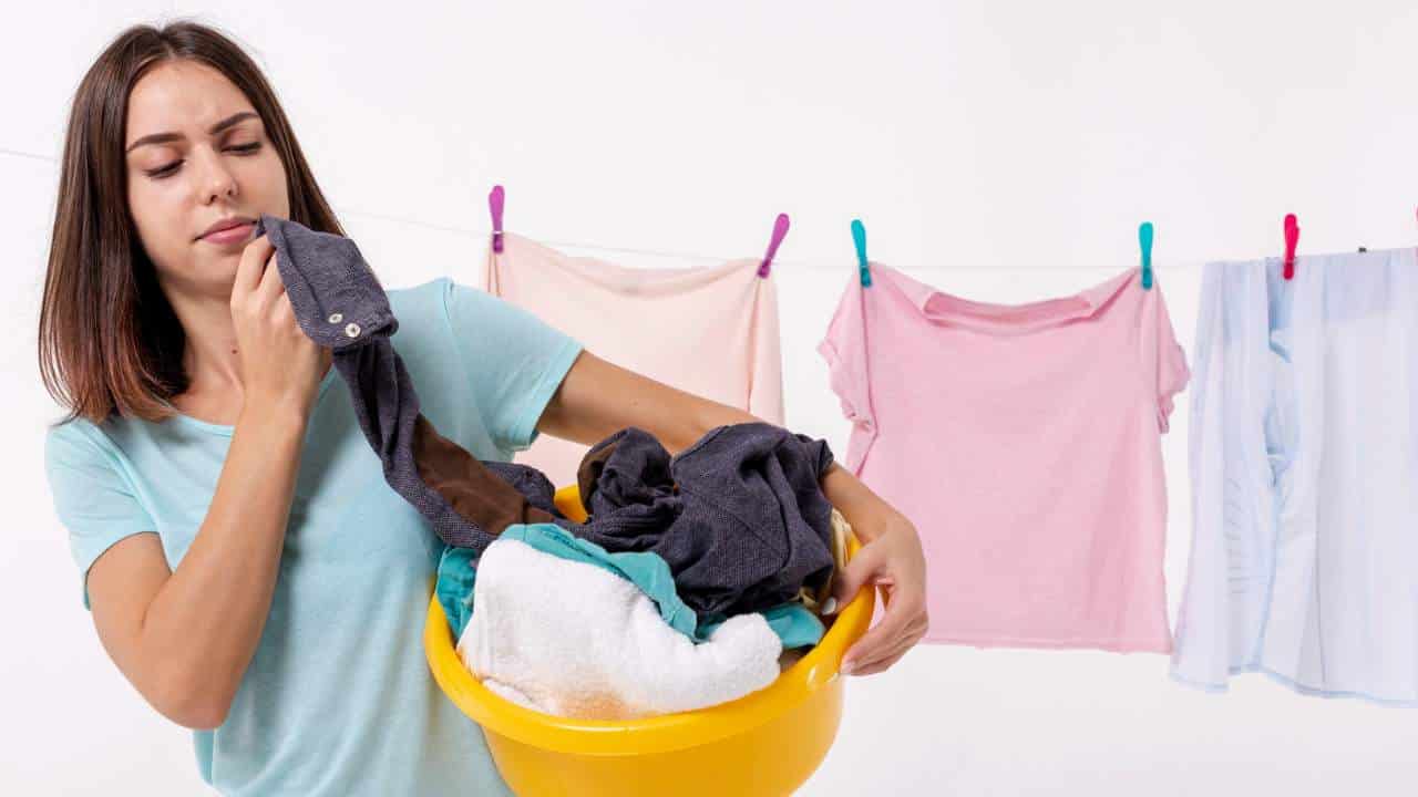 5 formas de tirar cheiro de suor da roupa