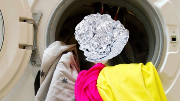 Coloque 3 bolas de papel alumínio na máquina de lavar e resolva um problema comum