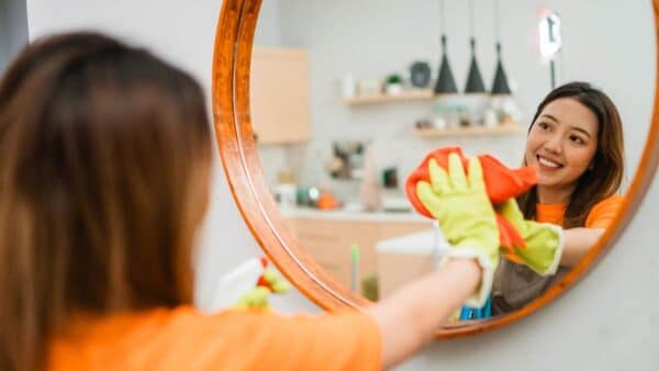 Segredo dos hotéis para limpar espelhos