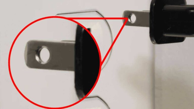 Para que servem os orifícios nas tomadas dos eletrodomésticos?