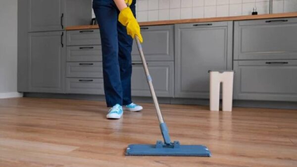 Truque de limpeza para remover gordura grudada no chão da cozinha