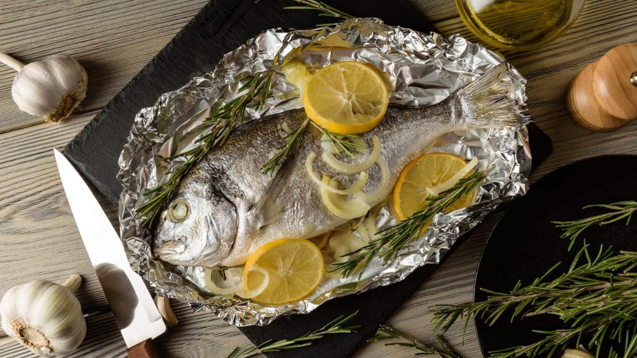 Truque fácil para fazer peixe no papel alumínio e ficar delicioso!
