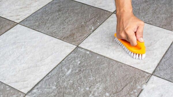 limpar as manchas de umidade do piso