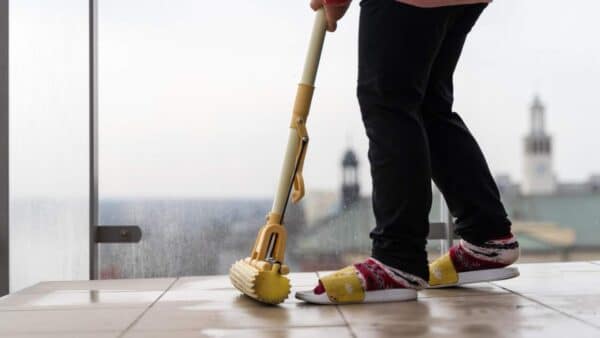 limpar pisos com uma mistura