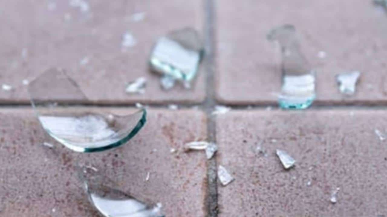 O melhor truque para pegar vidro quebrado do chão sem se cortar!