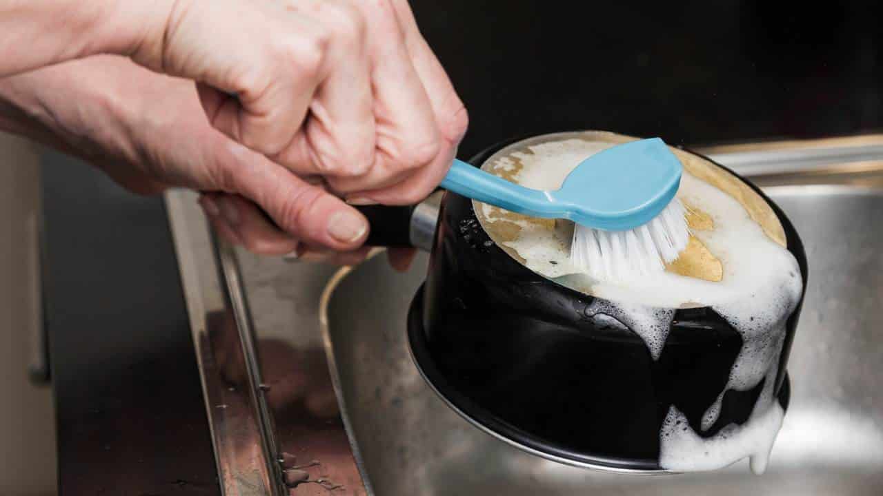 remover alimentos presos em panelas