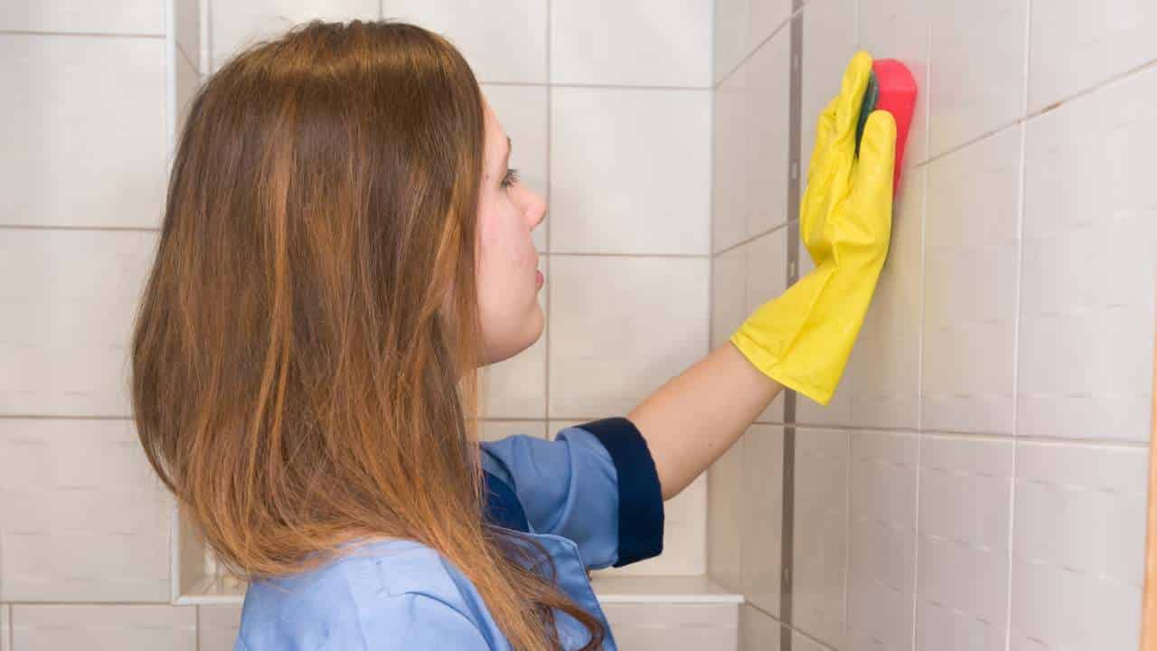 remover todo mofo das paredes do banheiro