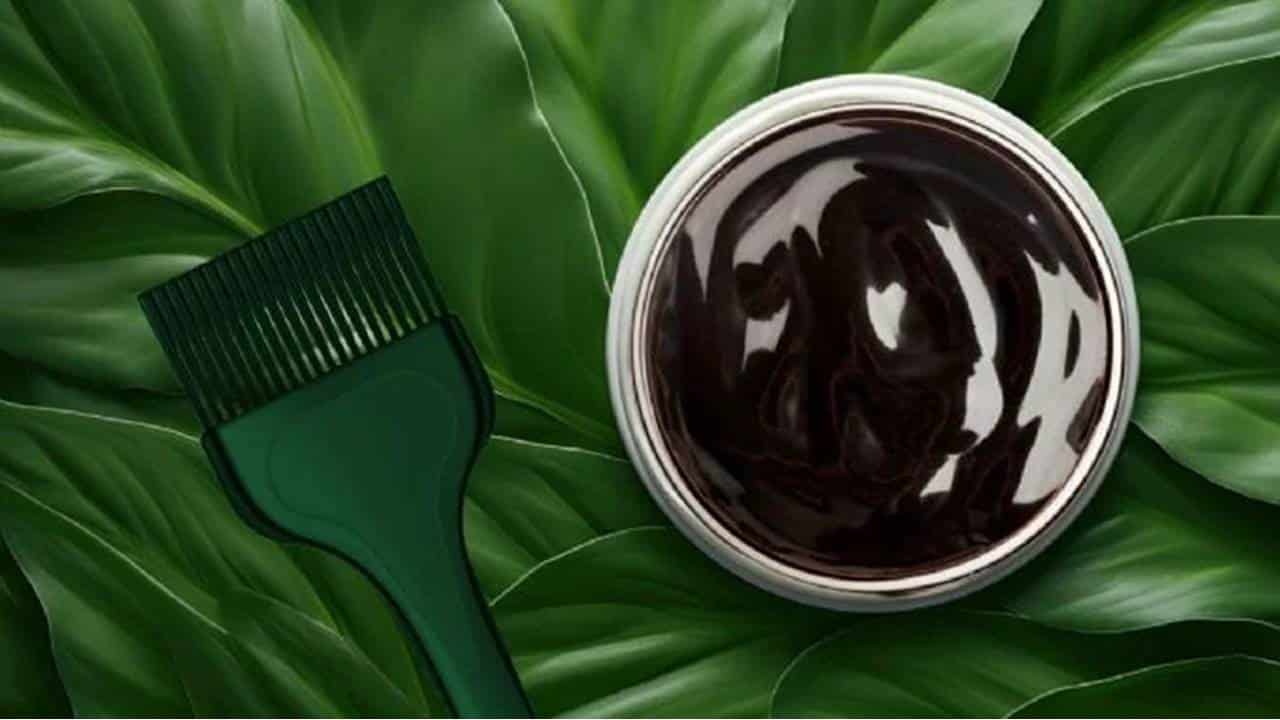 Descubra como o feijão preto pode ser usado para escurecer cabelos grisalhos