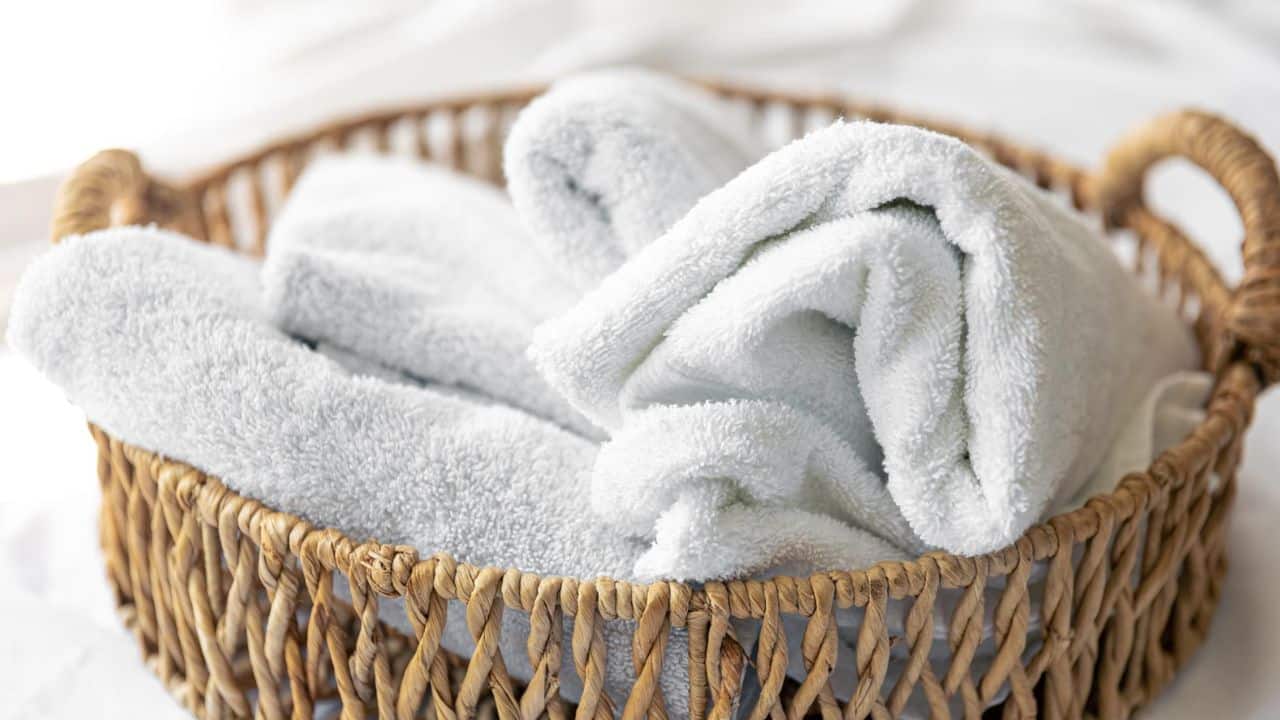 Truque com 2 ingredientes para tirar cheiro de mofo das toalhas!