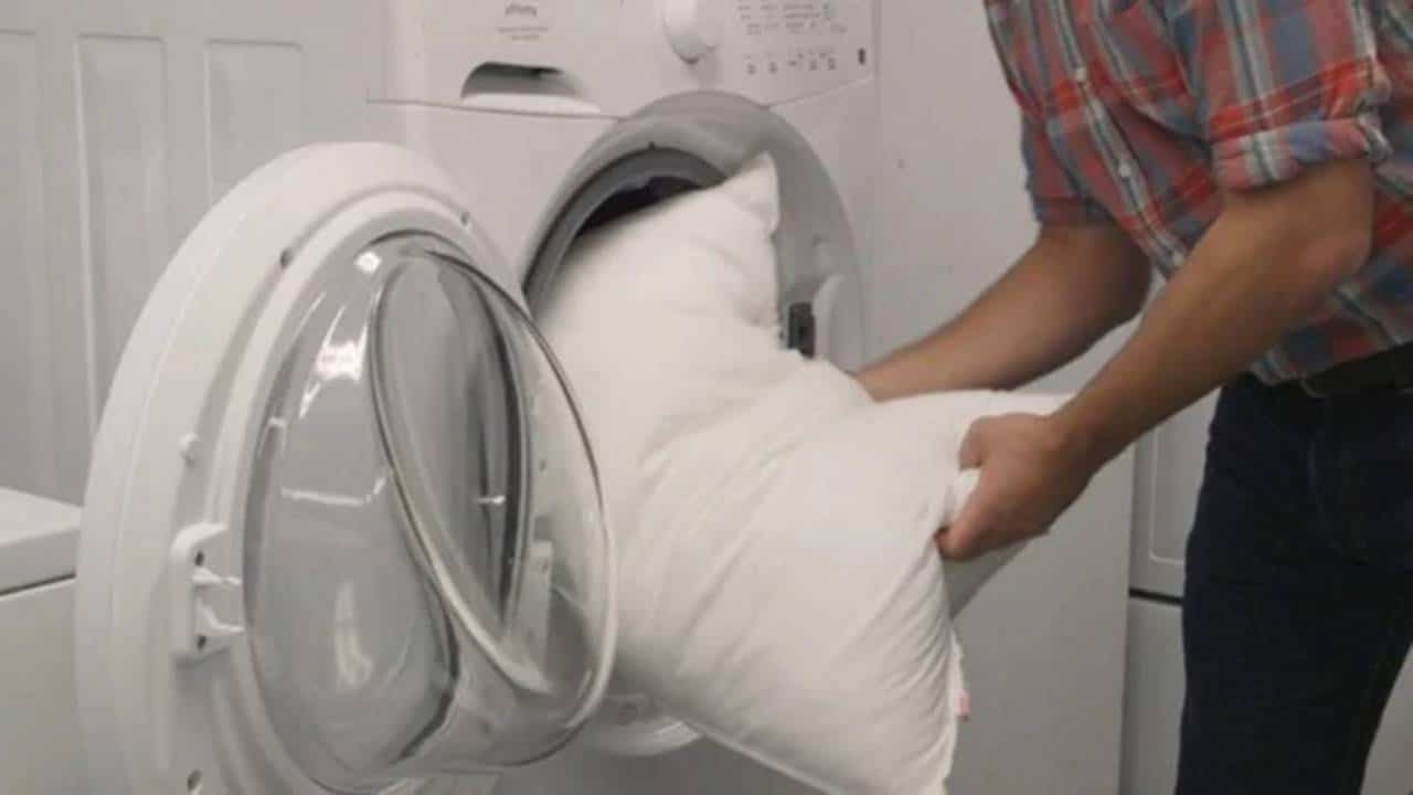 Travesseiro limpo e cheiroso: aprenda como lavar na máquina