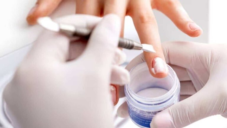 O que são unhas em pó? A técnica que substitui o gel na manicure