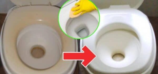  brancura a um assento sanitário amarelado