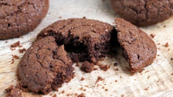 Biscoitos brownie crocantes