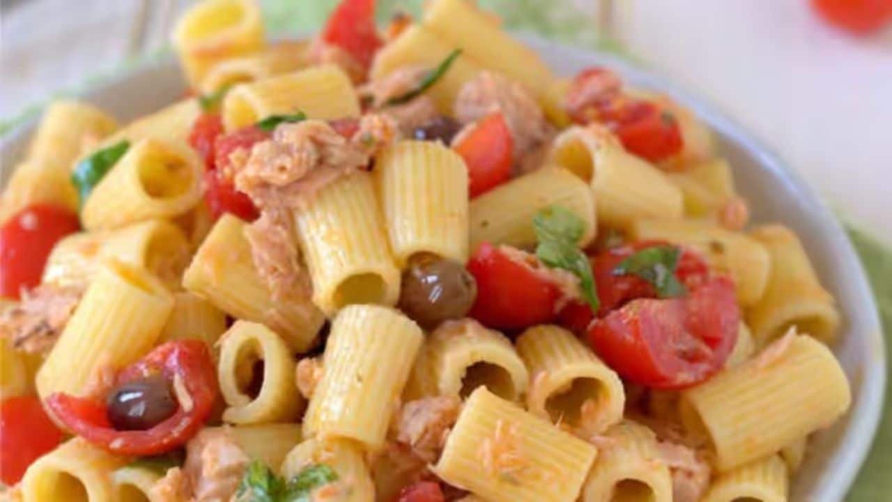 Salada de macarrão com atum e tomate cereja: Receita leve e fresca