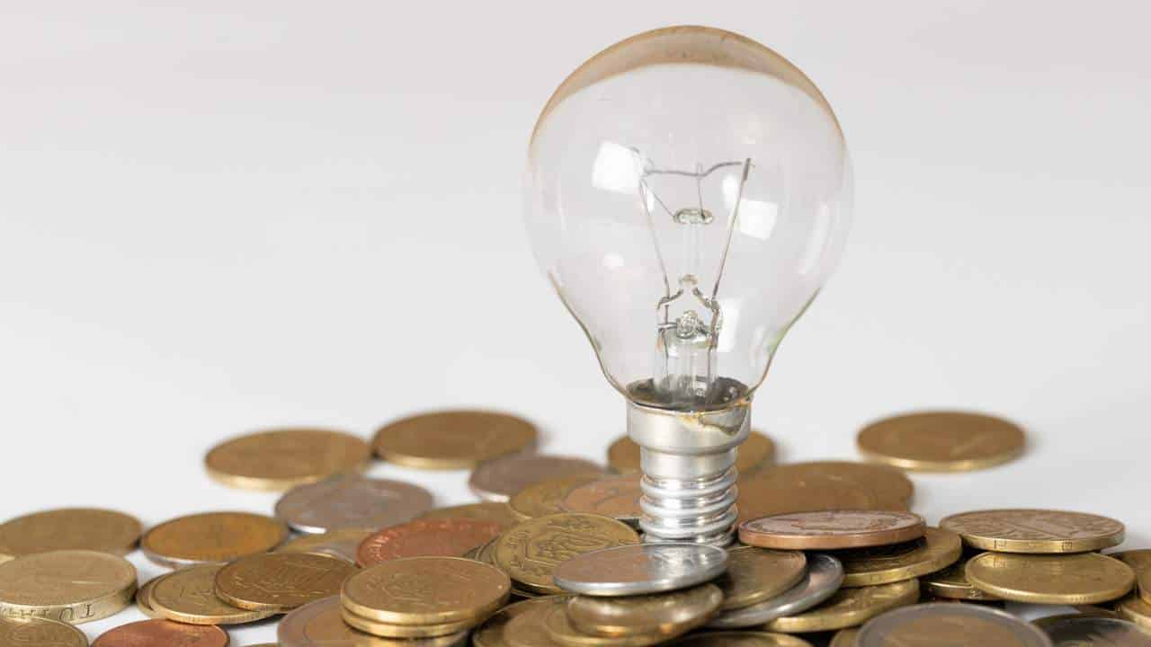 Como economizar energia elétrica de forma fácil? 10 dicas!