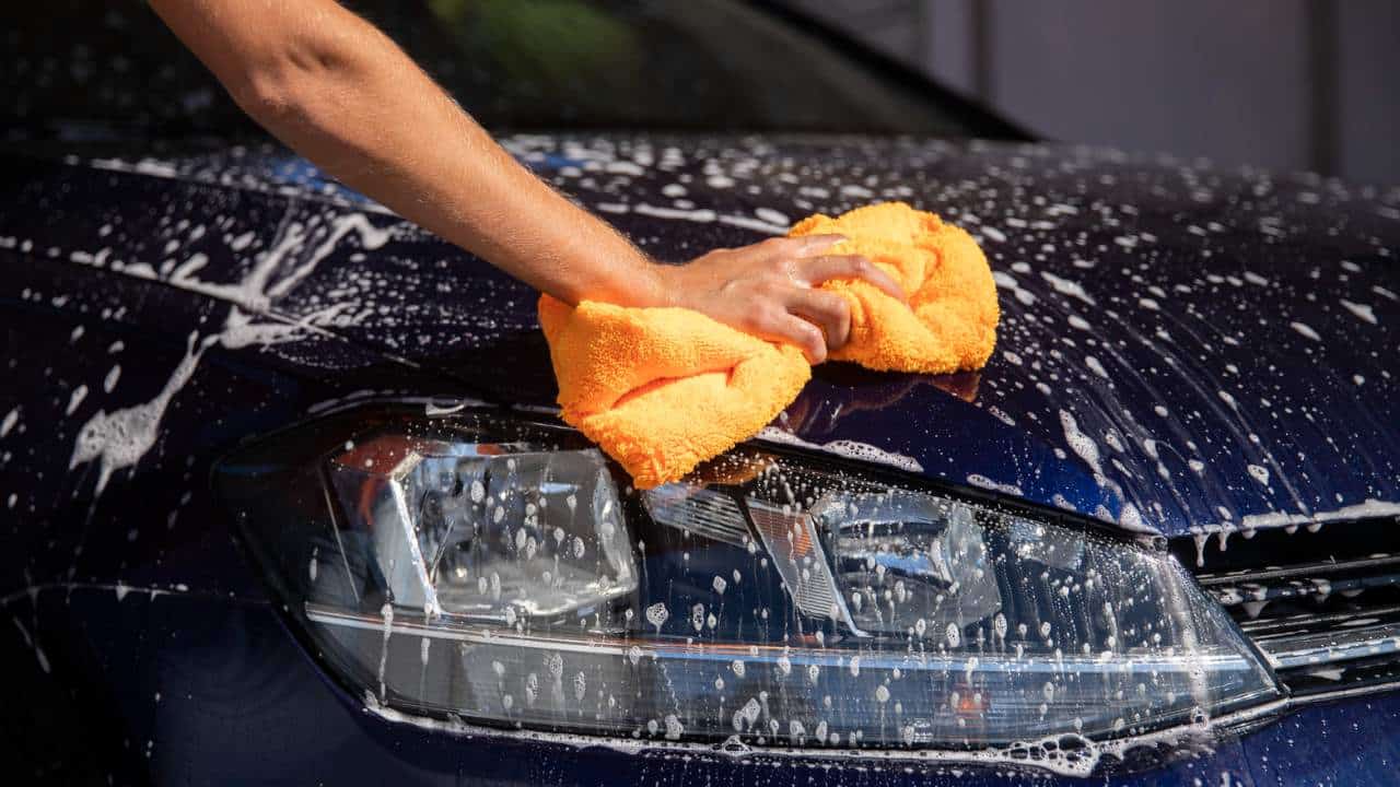 lavar o carro com sabão em pó