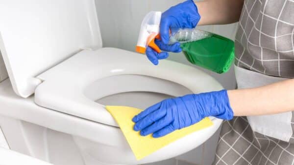 limpar manchas banheiro