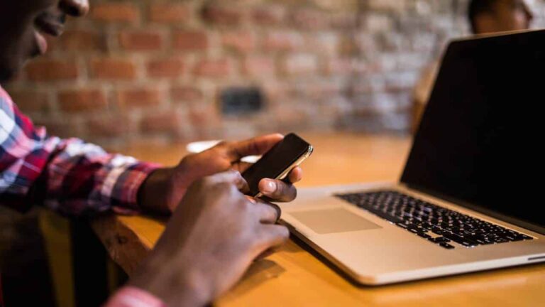 nunca carregar celular no computador