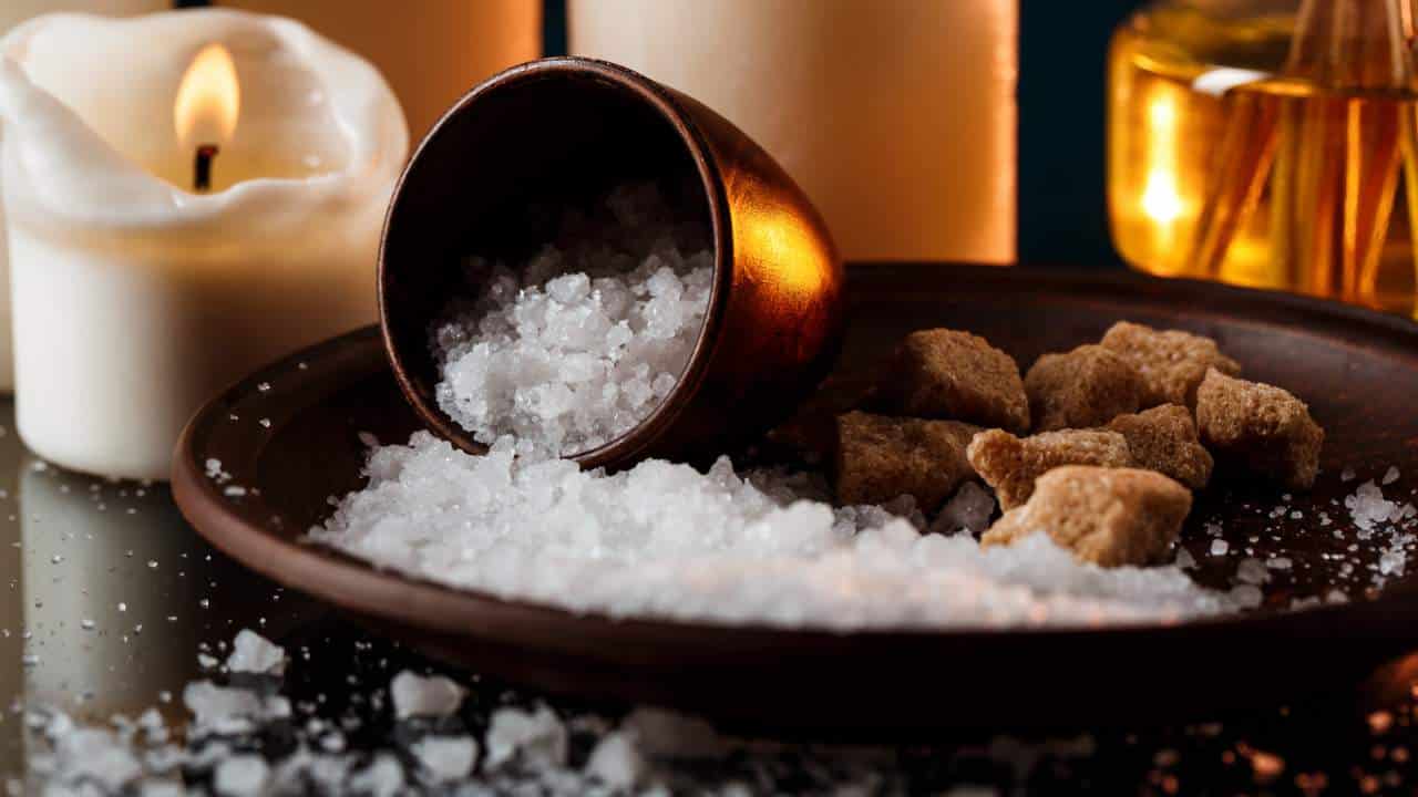 Como usar o sal para afastar energias negativas?