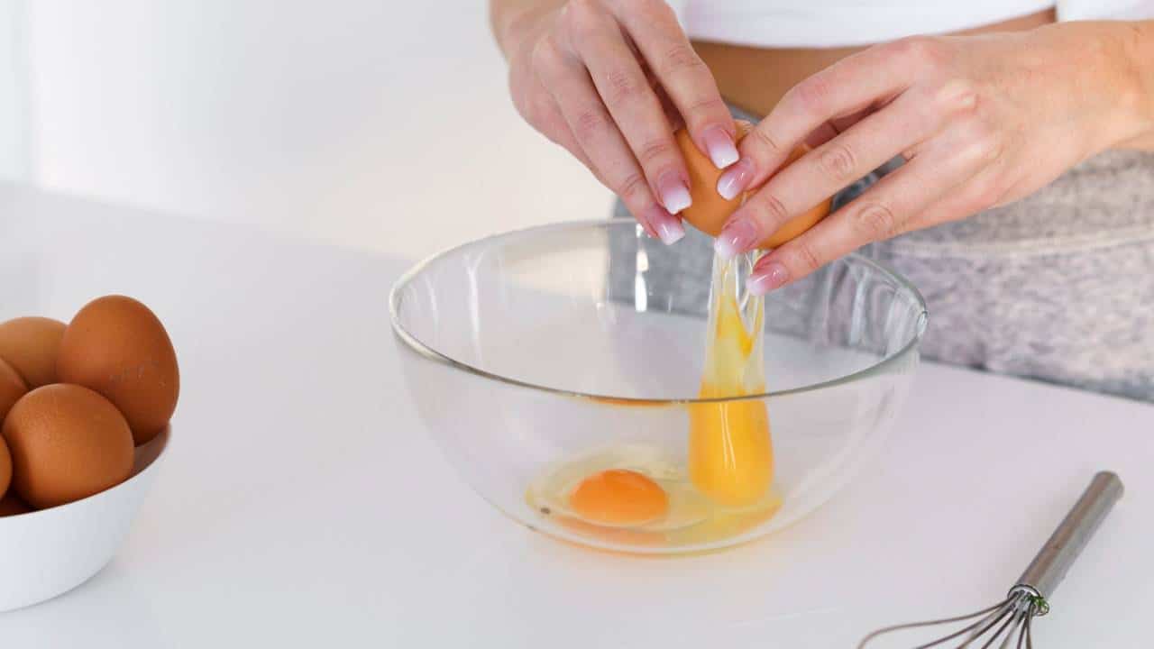 Dica do chef para separar a gema do ovo de forma rápida e fácil