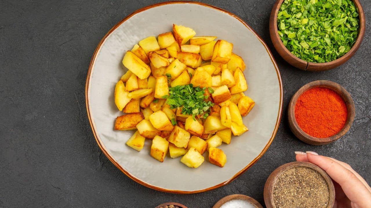 Batatas temperadas em cubos