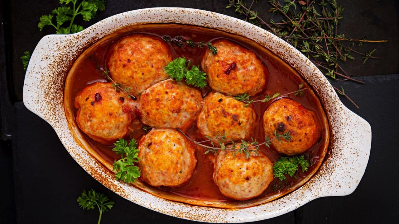 Bolinhos de peixe com molho de tomate