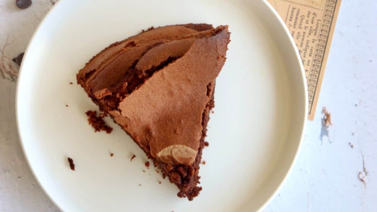 Bolo de chocolate com casca do jeito que todos gostam!