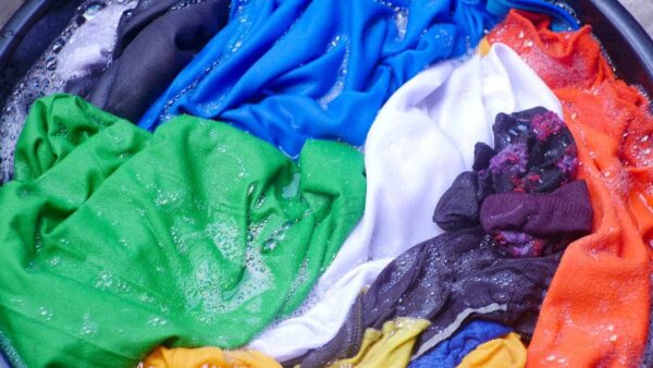 Truque do vinagre para fixar a cor em roupas coloridas na primeira lavagem