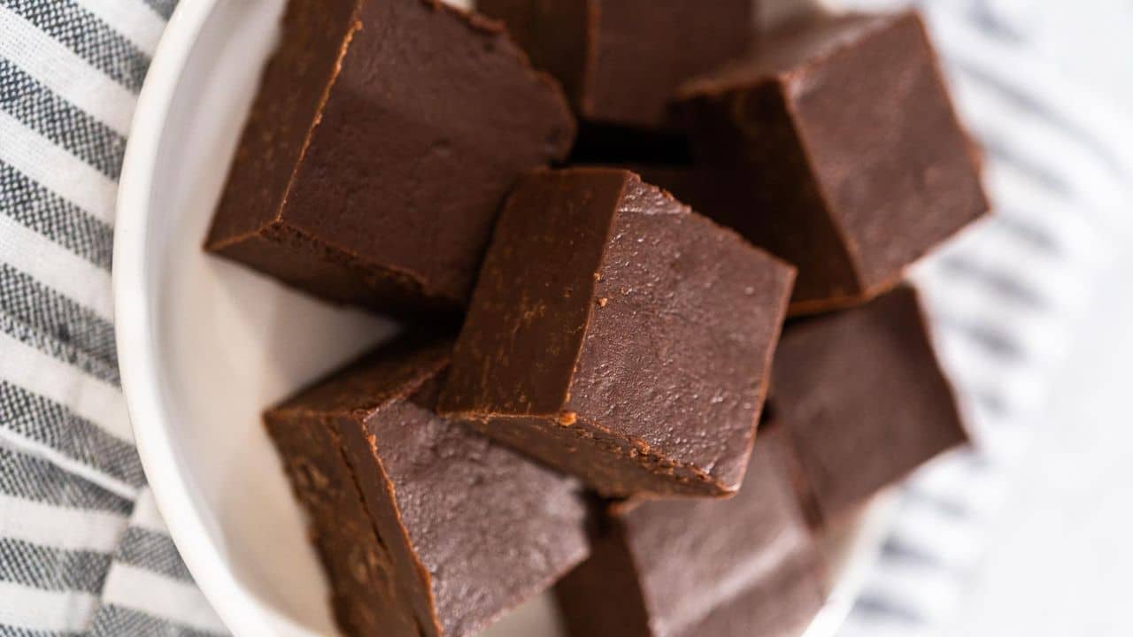 Fudge de chocolate: Sobremesa com 2 ingredientes fácil e incrível!