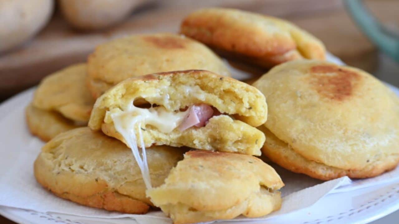 Panquecas de batata com presunto e queijo rápidas e fáceis