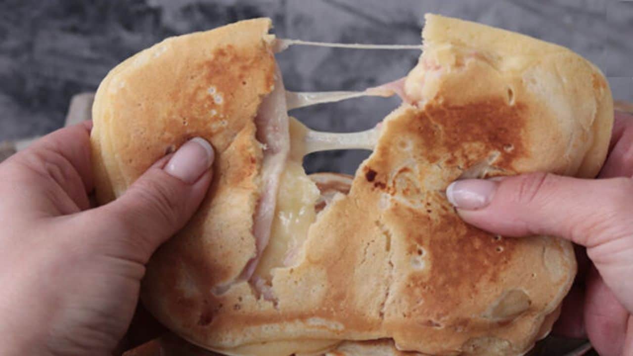 Panquecas recheadas com presunto e queijo: Receita para o café da manhã!