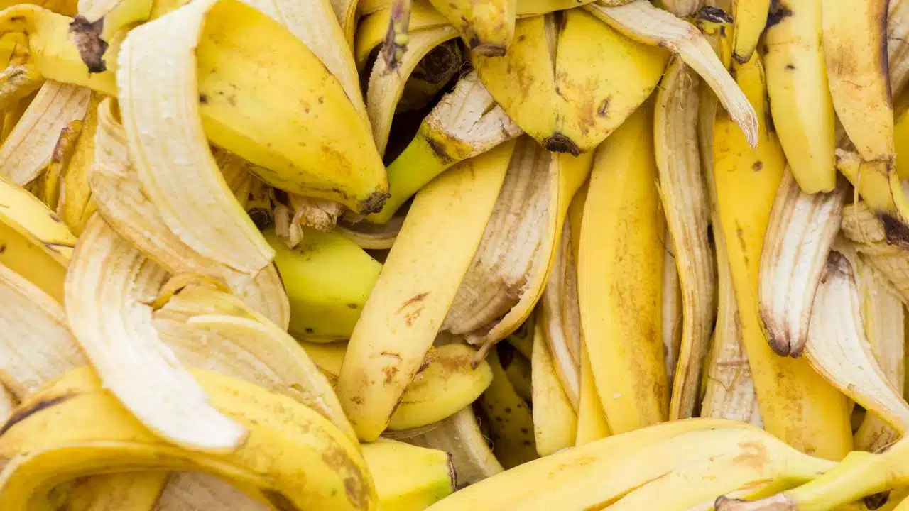 5 maneiras simples de usar cascas de banana para limpeza