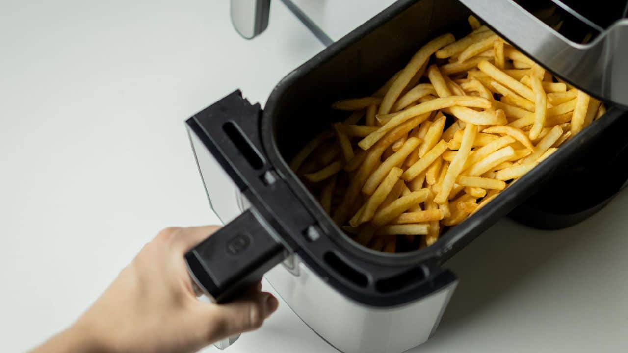 Truque simples para lavar a resistência da sua air fryer