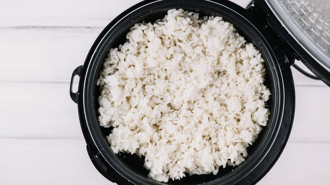 Truque fácil para preparar arroz branco: Vai ficar bem cozido e soltinho!