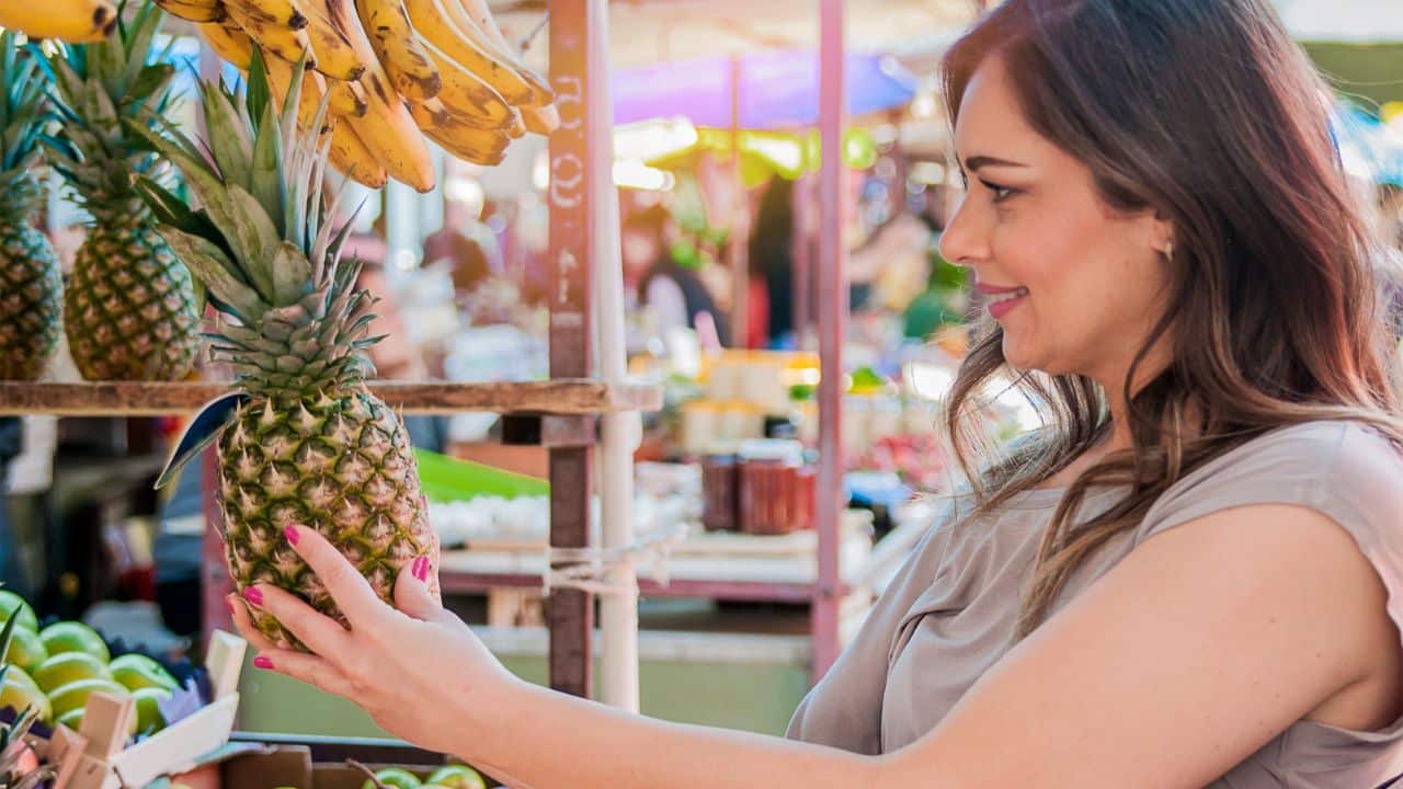 Truque do supermercado: Aprenda a escolher o melhor abacaxi!