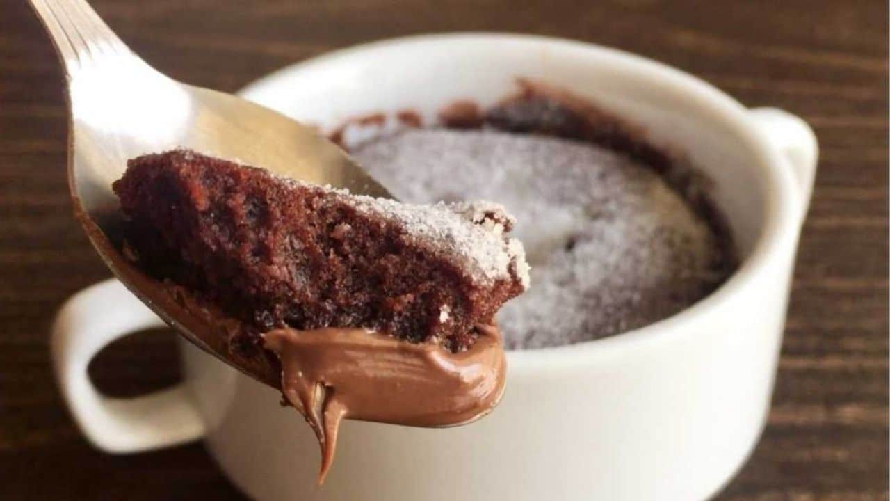 Bolo de chocolate de caneca: Receita rápida sem ovo e manteiga!