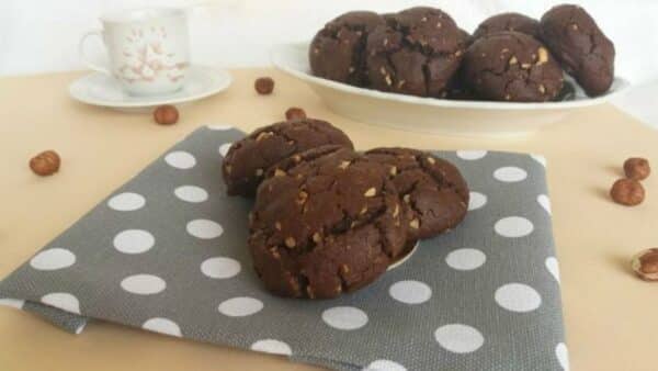 Cookies caseiros de chocolate e avelã