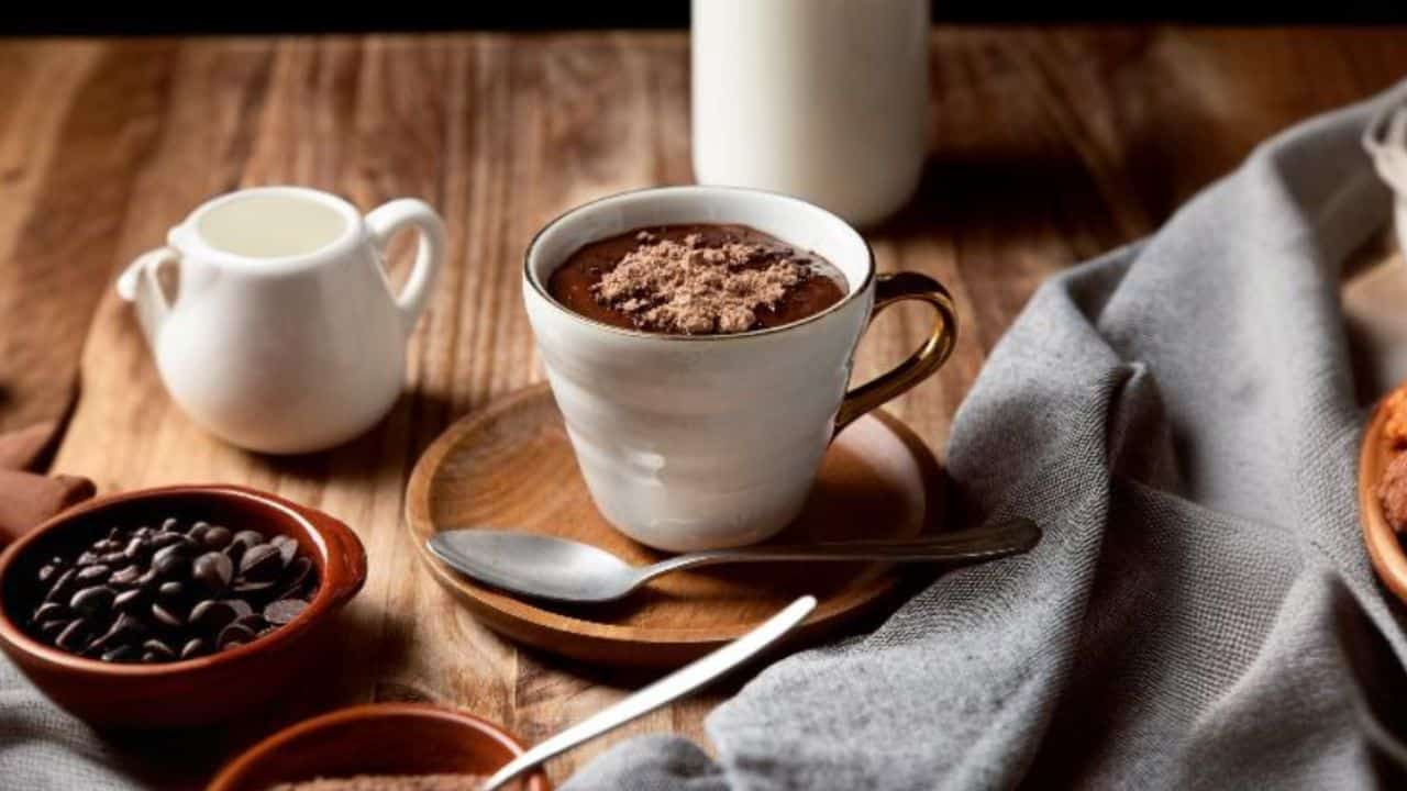 Melhor chocolate quente caseiro: Cremoso em poucos minutos!