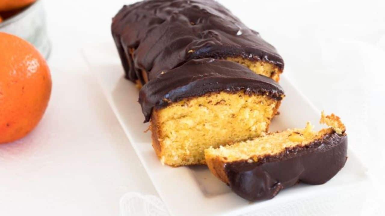 Receita de bolo delicioso de laranja e chocolate úmido e fácil!