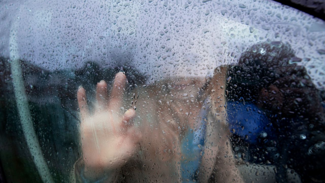 Como evitar que os vidros do seu carro embacem ao dirigir na chuva?